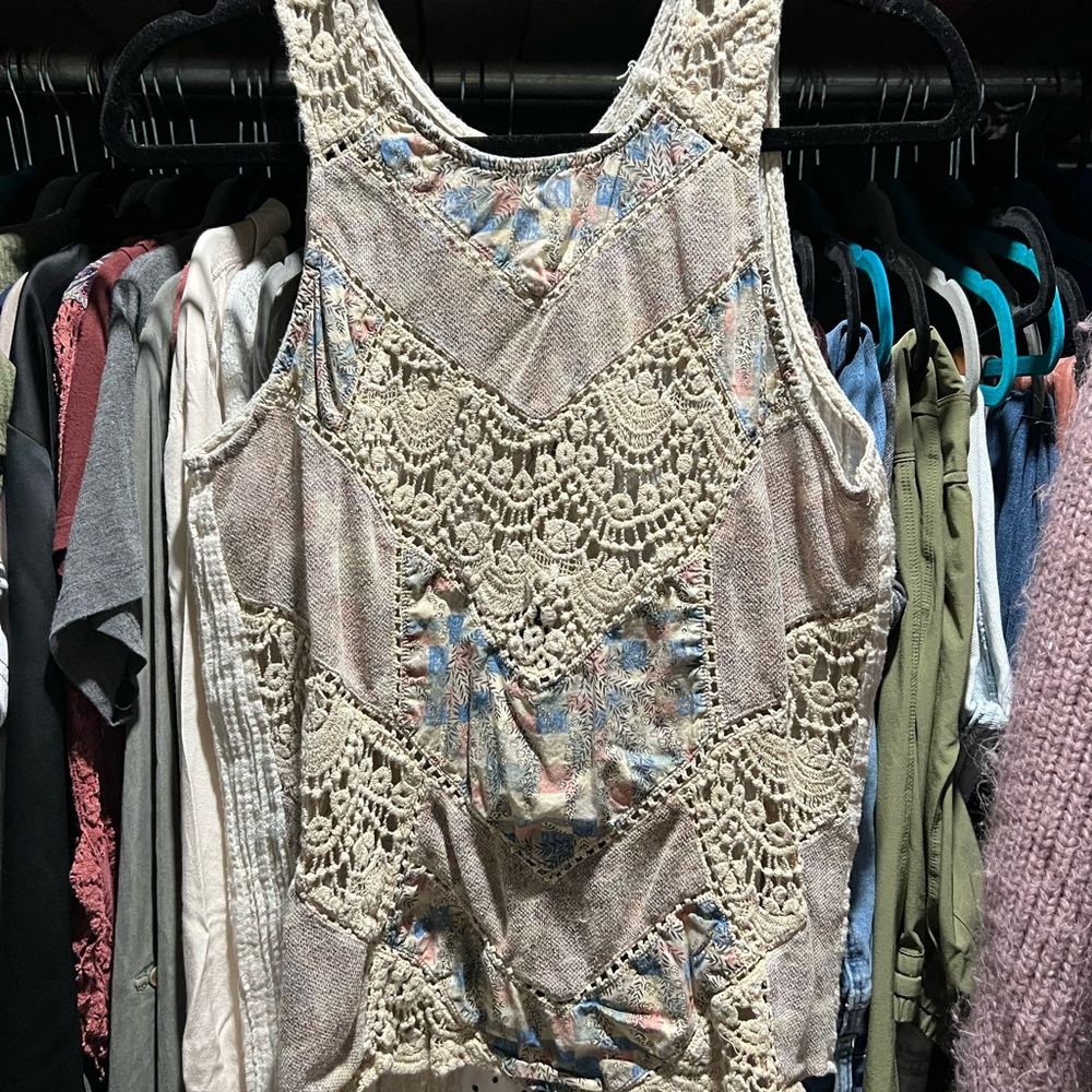 Gimmicks by BKE Cream and Multicolor Lace Top Size Medium